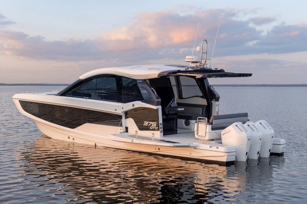 Retractable sunroof above the helm of the Galeon 375 GTO