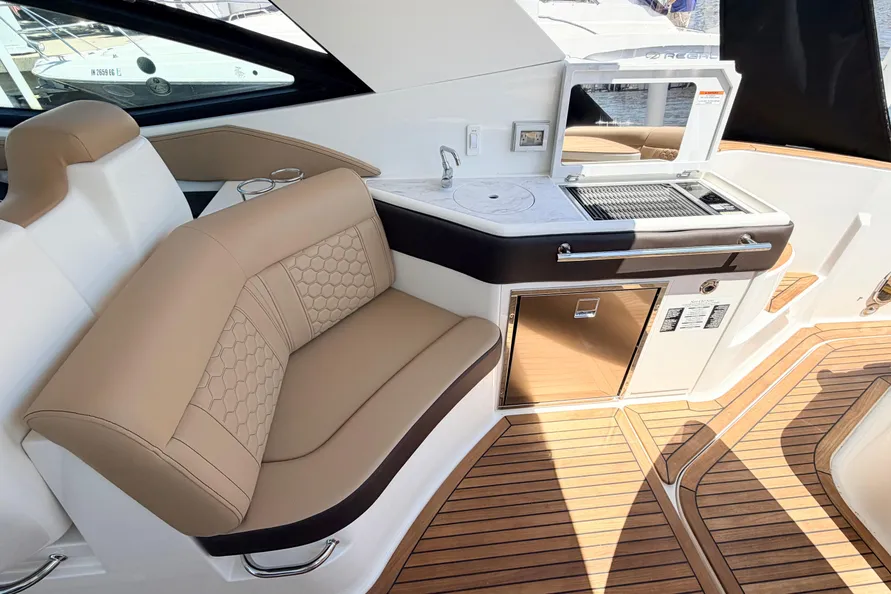 Wet bar and cockpit entertaining area on Sea Ray 320 Penelope